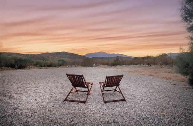 Stylish Morongo Valley Retreat. Pond/waterfall views all around, fenced for dogs