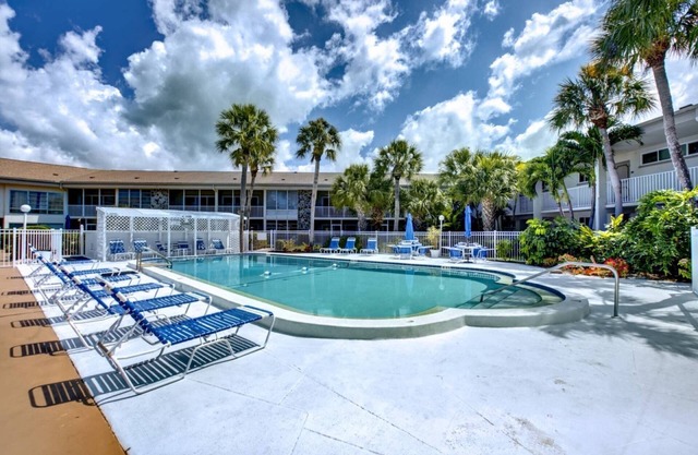 Stylish Newly Remodeled Condo, Walk to Beach & St. Armands, Heated Pool/Spa, Free Activities Daily