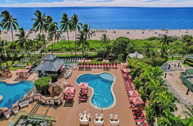 Stylish Oceanfront 2 BR 1.5 BA Condo with Resort Amenities, Pools, Gym, Sauna 1402