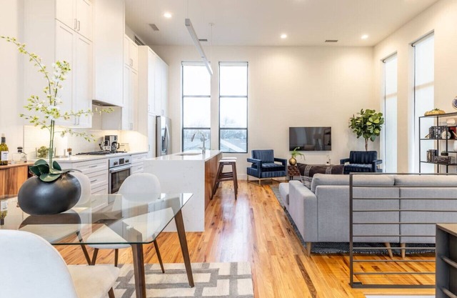 Stylish & Perfectly Located Deluxe 2-Bed Townhome