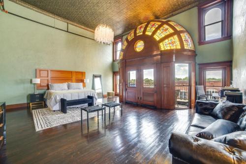 Stylish Private Balcony Downtown Marshall Studio!