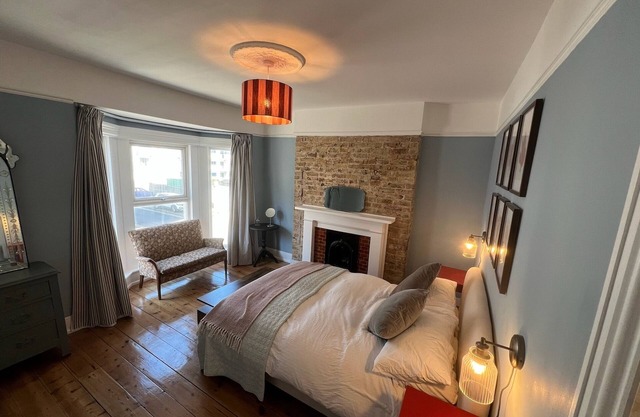 Stylish seaside townhouse | Sleeps 8 | 2 min to Beach | Sunny Garden & BBQ