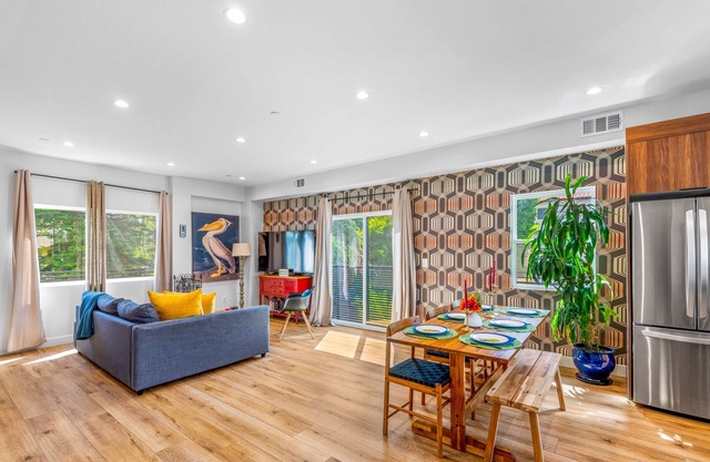 Stylish Sherman Oaks Townhouse W/3 Master Suites