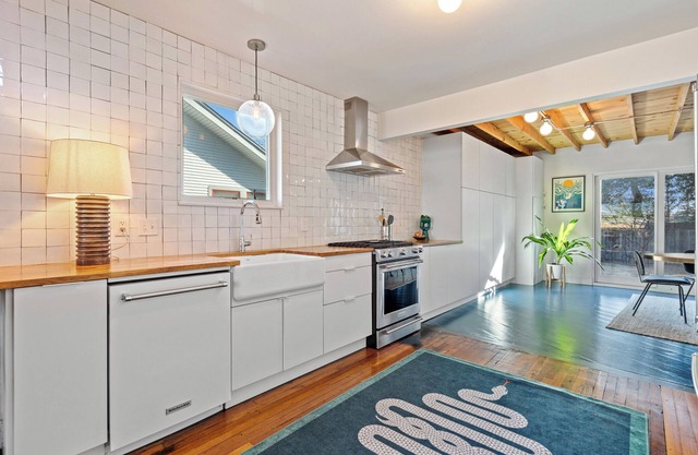 Stylish SOCO Oasis, sleeps 13 with Pool - 1 block to South Congress!n