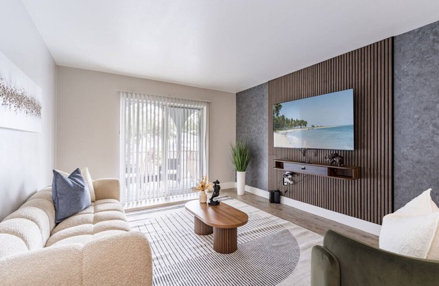 Stylish South Tampa 2BR | Pool, Gym | Sleeps 5