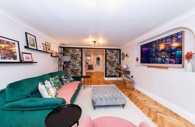 Stylish & Spacious 4 BR House With Garden! | Pass the Keys