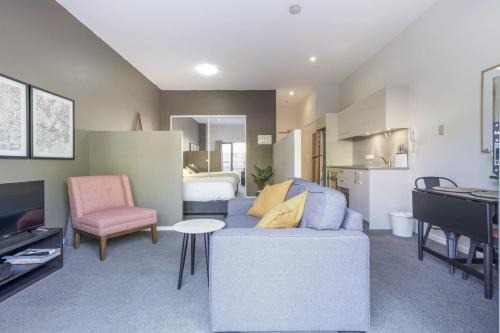 Stylish studio Apt near AIS and GIO Stadium - Hosted by Canstay
