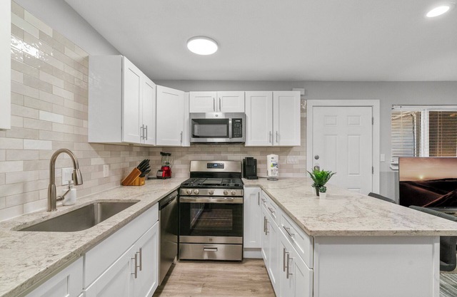 Stylish Studio | Downtown | Evonify 3343