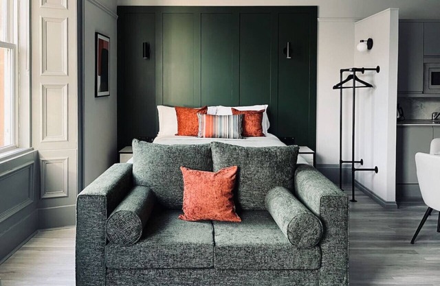 Stylish studio-king & twin, en-suite, kitchenette (room 4)