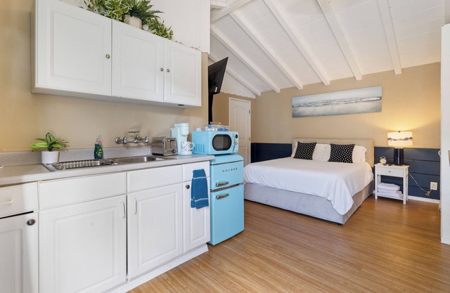Stylish Studio w/Smart TV, WIFI, Kitchenette and Parking near Disney & Beach