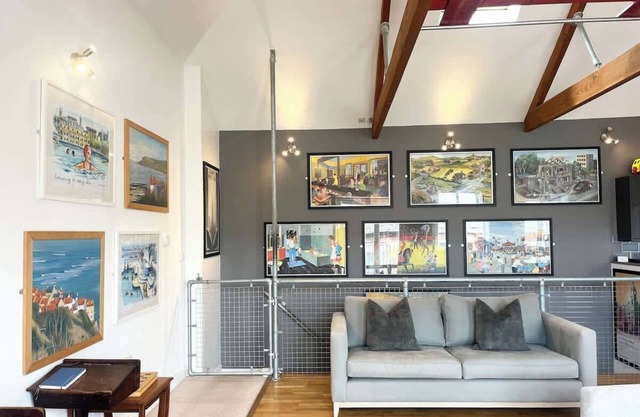 Stylish~Tasteful~2Bed~2Bath~Central~Townhouse