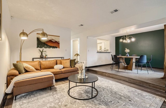 Stylish Townhouse Retreat - 15 min to DT