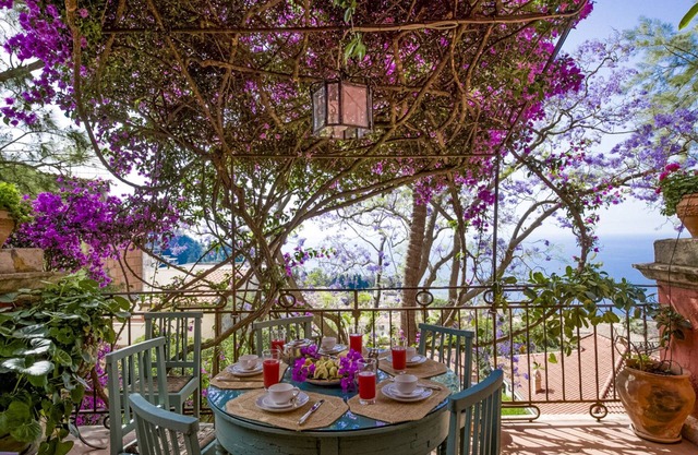 Stylish villa garden town centre Taormina view theatre sea solarium terraces