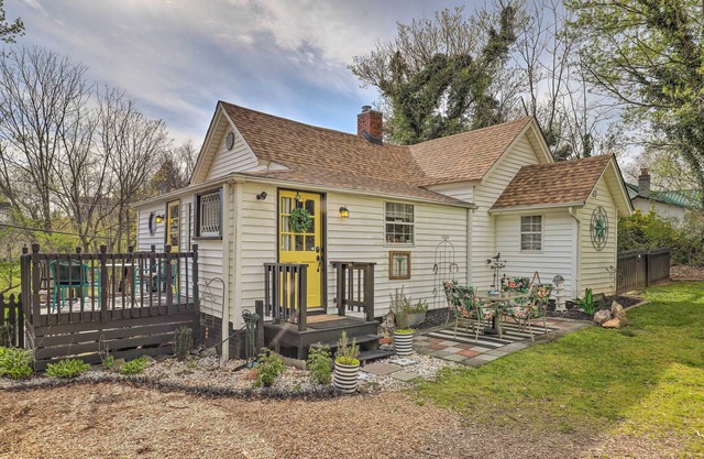 Stylish Woodfin Home w/Backyard & Fire Pit