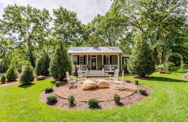 Sugar Shack - Luxury Farmhouse Style Cottage in the heart of Downtown Franklin