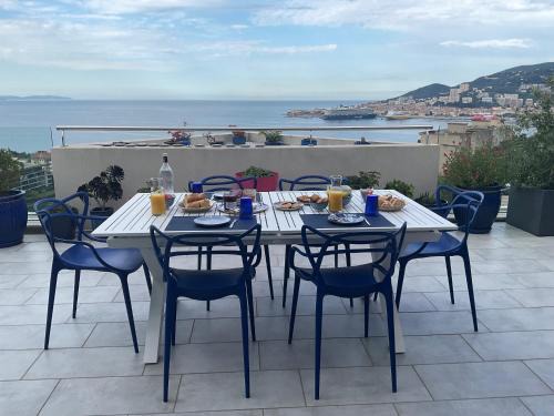 Suite avec 2 chambres d'hôtes pour 1 à 4 personnes avec vue mer, terrasse, parking privé, proche port et aéroport, petit déjeuner inclus