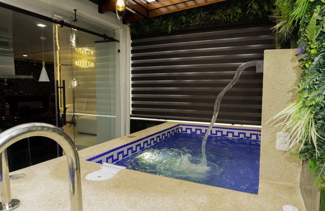 Suite Estilo Minimalista con Jacuzzi Privado de Lujo en Quito Ecuador