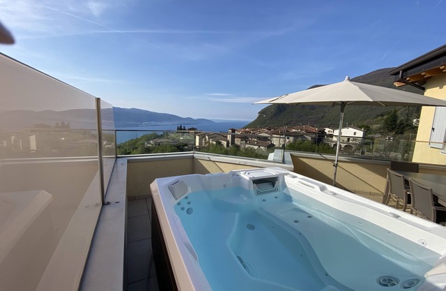 Suite with whirlpool, sleeps 6, breathtaking lake view, pool