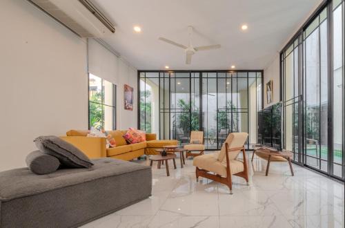 Sukumvit Pool Villa 5BR 5-7min-walk to Thonglor Sky train