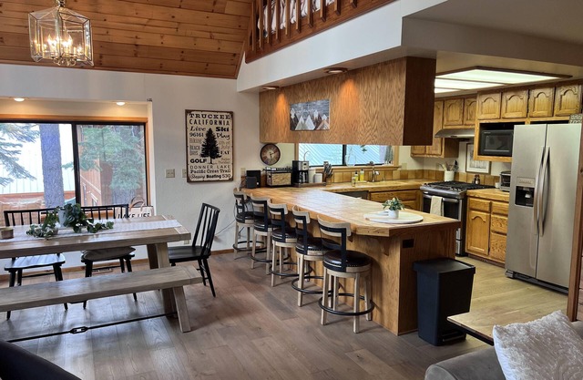 Summer and ski retreat with amenities! Accepting monthly-only rentals