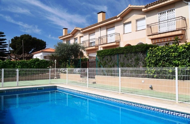 Summer House with Private Garden, BBQ & Pool · UHC CASA MAGNOLIA