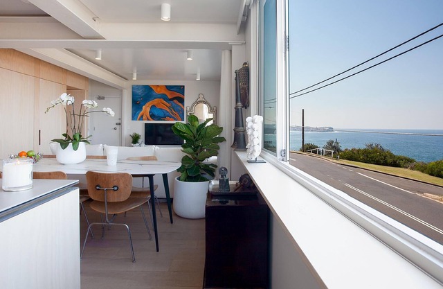 Summer Love Clovelly (IH) - Arty beachside 2 bedroom apartment with parking and ocean views
