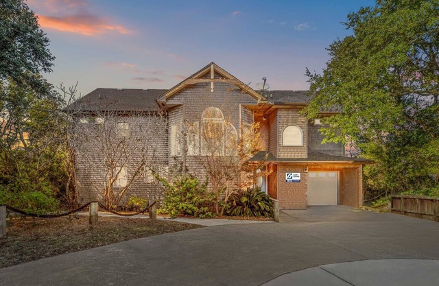 SUMMER SAVINGS-Soundfront Dog Friendly w Hot Tub, Elevator, Private Sound Access