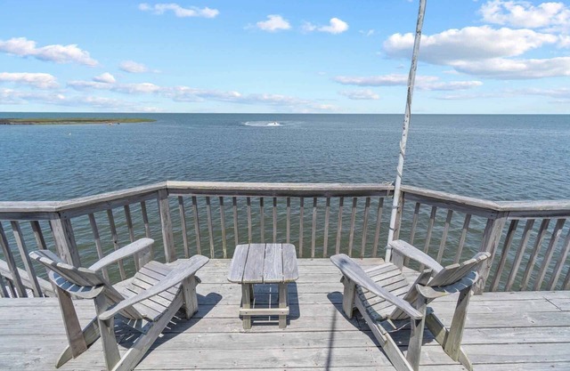 SUMMER SAVINGS - Soundfront Dog Friendly w/Hot Tub, Private Windsurfing Access