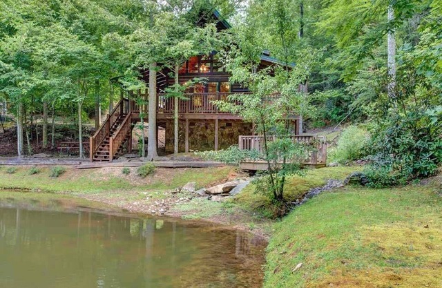 SUMMER SPECIAL! 5-Star Luxury Cabin Near Downtown, Peaceful Setting by Water
