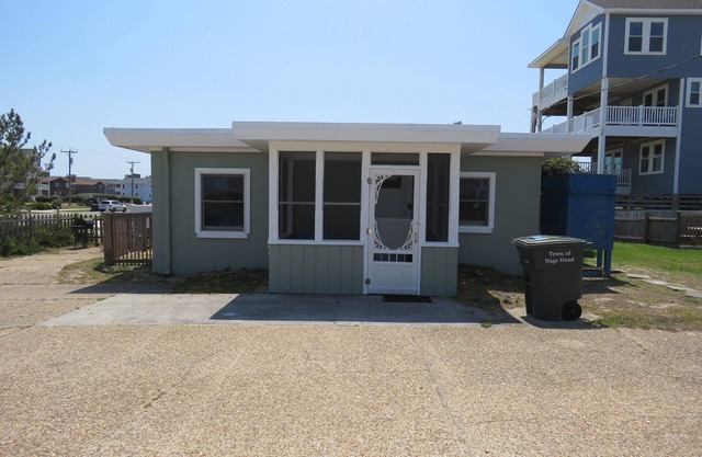 Summer Special/RIGHT ACROSS from OCEAN/Fenced yard/pet friendly