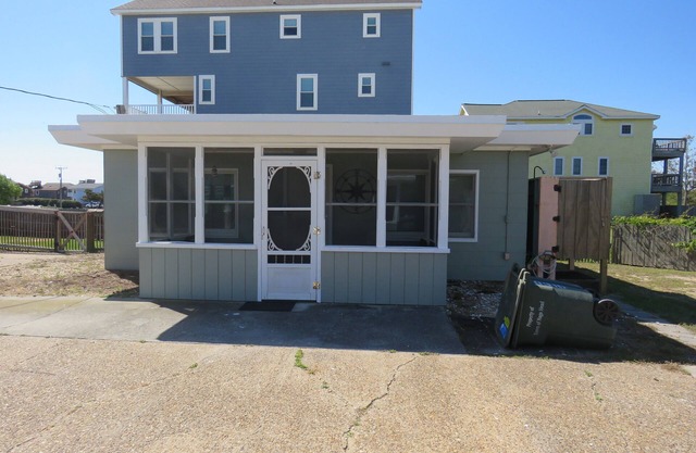 Summer Special/RIGHT ACROSS from OCEAN/Fenced yard/pet friendly