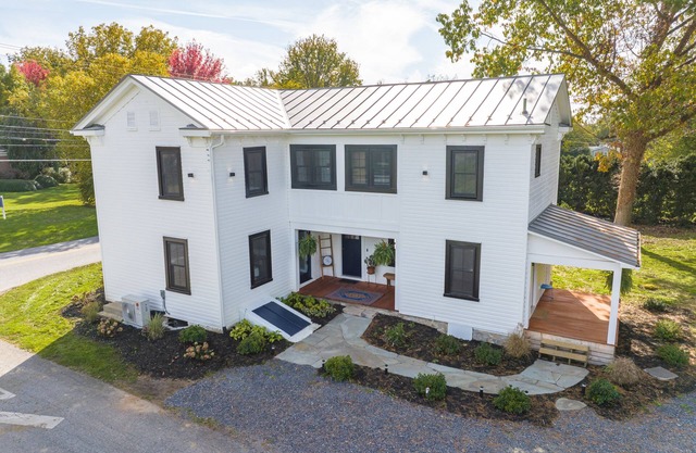 Summit Point Historic "1850's House" short drive from Racing, Rivers, & History!