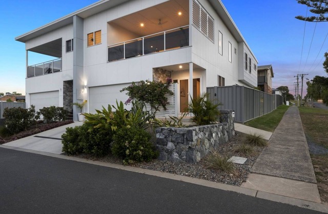 Sun Crest - amazing ocean views, walk to beach and vibrant village of Woolgoogla