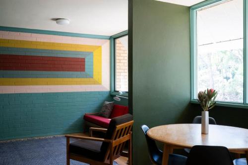 Sun filled 1BR APT 2 mins to Legacy Park - Hosted by Canstay