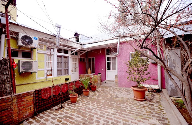 Sun Filled Spacious Apartment CourtYard View