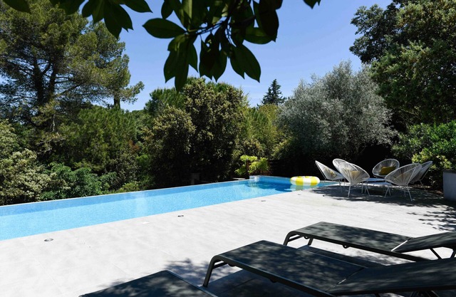 Sun, relaxation, heated pool, air conditioning in a garrigue setting