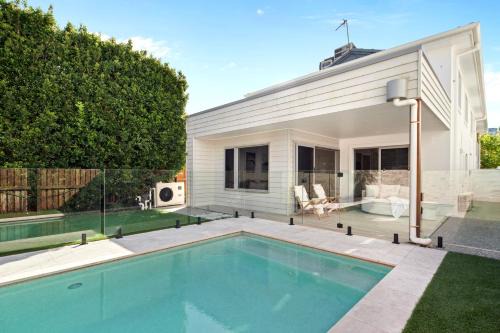 Sunbrite Breeze - Poolside Relaxation by the Sea