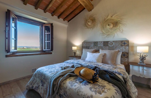 "Sunflower" apartment overlooking Siena