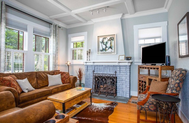 Sunflower Haus | Great Location | Fire Pit