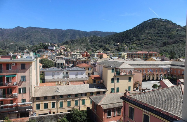Sunflower Levanto central 100 meters from the sea with views across the valley