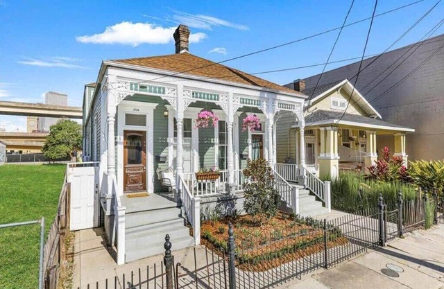 Sunny 1bedroom 2 blocks from St Charles StreetCar!