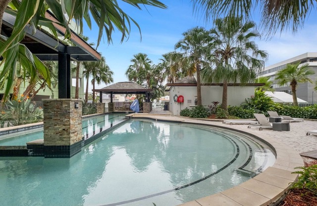 Sunny 2-Bed in Valley with Premium Amenities