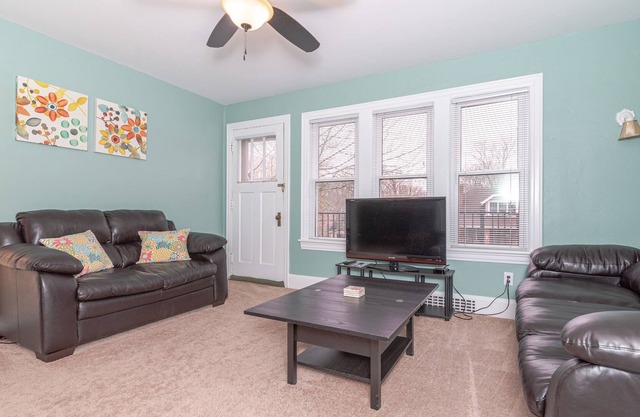 Sunny, 2Br flat, minutes from Big House