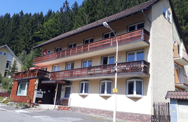 Sunny 3 Bedroom apartment with balcony sleeps 8