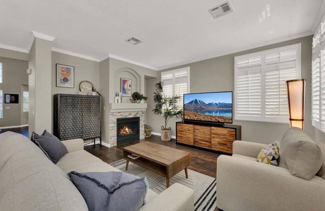 Sunny 5BR 4.5 Bath Las Vegas Retreat with Pool