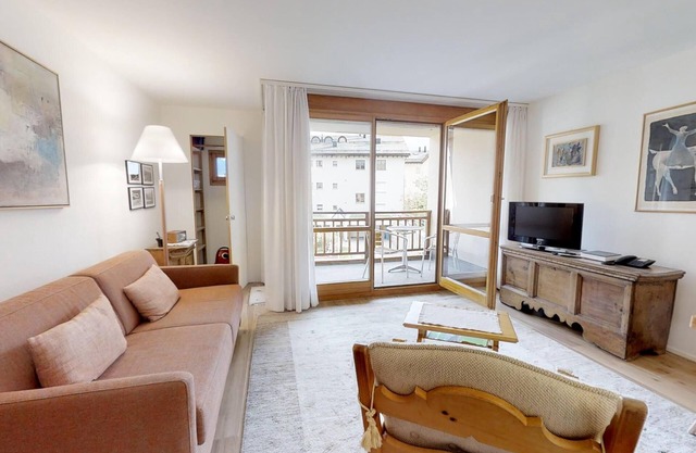 Sunny and quiet 2½-room apartment on the first floor, 64 m2, facing south-west.