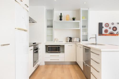 Sunny and Spacious - moments from the Beach and Downtown