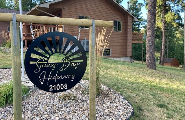 Sunny Day Hideaway - Private! Fire pit, hot tub, close to Deadwood!