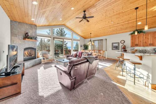 Sunny Daze Cabin Luxurious 4BDR with Stunning Views