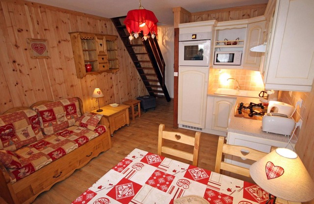 Sunny Duplex Apt for 4 with Terrace & Ski Locker, Valloire Central